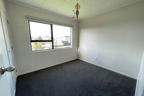 Photo of property in 2/1 Landsdale Place, Massey, Auckland, 0614
