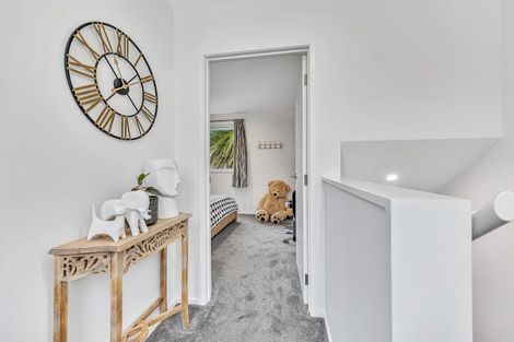 Photo of property in 2/24 Kelwyn Road, Kelston, Auckland, 0602