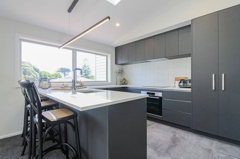 Photo of property in 1/7 Grays Road, Plimmerton, Porirua, 5026