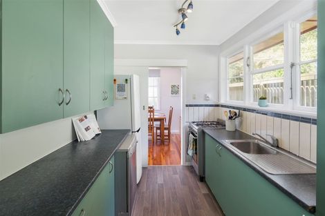 Photo of property in 102 Ruskin Road, Newlands, Wellington, 6037
