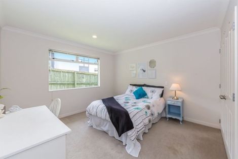 Photo of property in 32 Pohutukawa Avenue, Red Beach, 0932