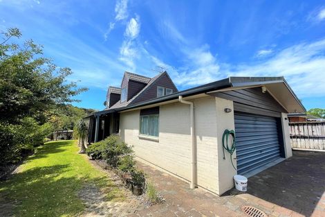 Photo of property in 2/42 Headcorn Place, Botany Downs, Auckland, 2010
