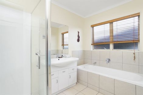 Photo of property in 70 Intrepid Crescent, Beachlands, Auckland, 2018