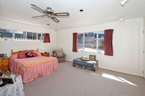 Photo of property in 1/28 Nikau Street, New Lynn, Auckland, 0600