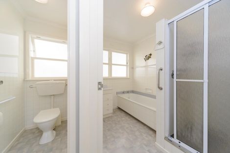 Photo of property in 77 Wikiriwhi Crescent, Awapuni, Palmerston North, 4412