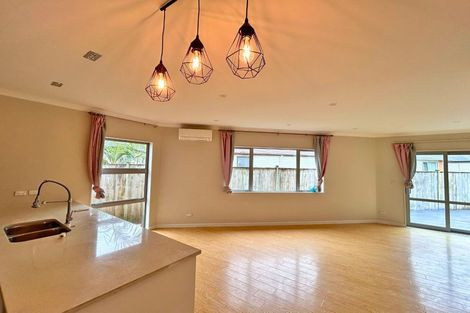 Photo of property in 21f Stamford Crescent, Flat Bush, Auckland, 2019