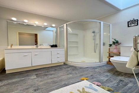 Photo of property in 7 Golf Road, New Lynn, Auckland, 0600