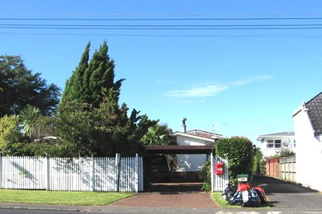 Photo of property in 11 Exmouth Road, Northcote, Auckland, 0627