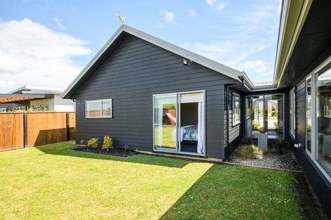 Photo of property in 10 Mediterranean Grove, Fitzherbert, Palmerston North, 4410
