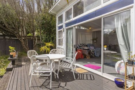 Photo of property in 140 Edmonton Road, Te Atatu South, Auckland, 0610
