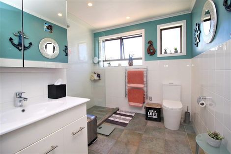 Photo of property in 5 Claridge Street, Glen Eden, Auckland, 0602