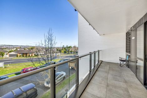 Photo of property in 10/11 Carlos Drive, Flat Bush, Auckland, 2016