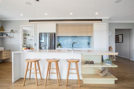 Photo of property in 4 Rotorua Grove, Aotea, Porirua, 5024