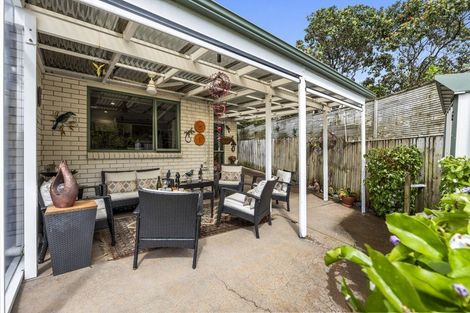 Photo of property in 16 Sherwood Grove, Northcross, Auckland, 0630