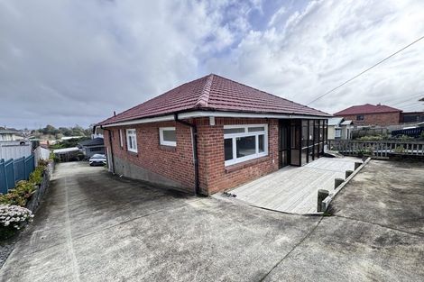Photo of property in 39 Staveley Avenue, Mount Roskill, Auckland, 1041