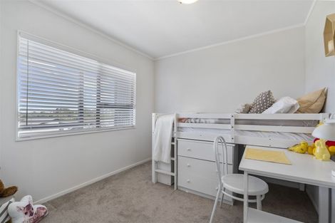 Photo of property in 2/23 Flaunty Place, West Harbour, Auckland, 0618