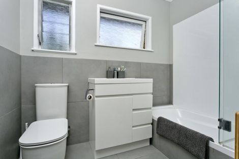 Photo of property in 2/50 Cheval Drive, Totara Vale, Auckland, 0629