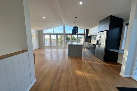 Photo of property in 28 Bert Wilson Place, Cockle Bay, Auckland, 2014