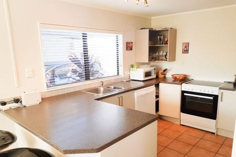 Photo of property in 2/110 Lynn Road, Bayview, Auckland, 0629