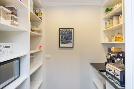 Photo of property in 120 Johnstone Drive, Fitzherbert, Palmerston North, 4410