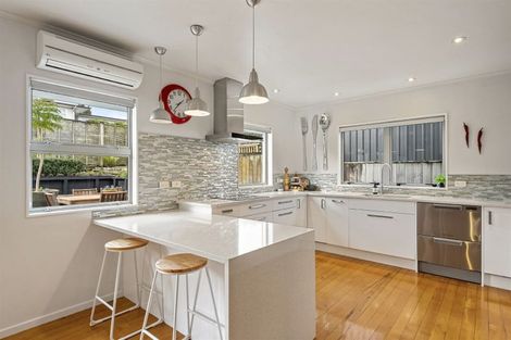 Photo of property in 2/17 Sudan Avenue, Milford, Auckland, 0620