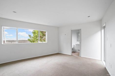 Photo of property in 1a Highgrove Lane, Totara Vale, Auckland, 0632