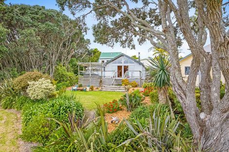 Photo of property in 38 Pacific Parade, Army Bay, Whangaparaoa, 0930