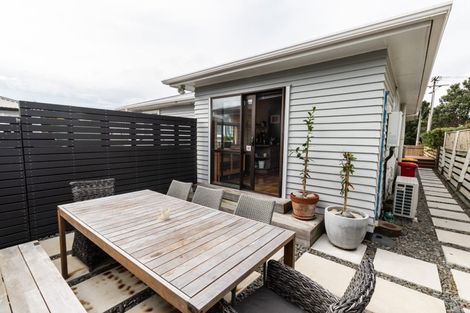 Photo of property in 9 Pinkerton Grove, Newlands, Wellington, 6037