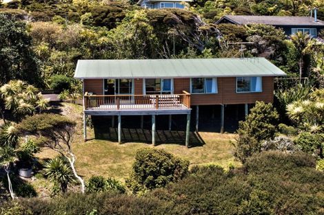 Photo of property in 105 Seaview Road, Piha, 0772
