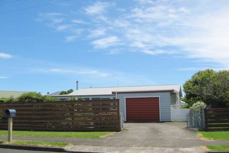 Photo of property in 11 Clarks Beach Road, Clarks Beach, 2122