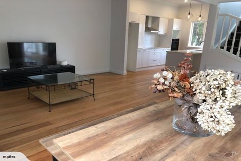 Photo of property in 328 Glenfield Road, Glenfield, Auckland, 0629