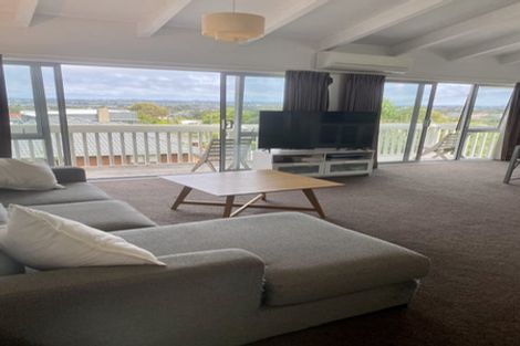 Photo of property in 2/19 Westwell Road, Belmont, Auckland, 0622