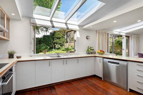 Photo of property in 35 Rimu Road, Kelburn, Wellington, 6012