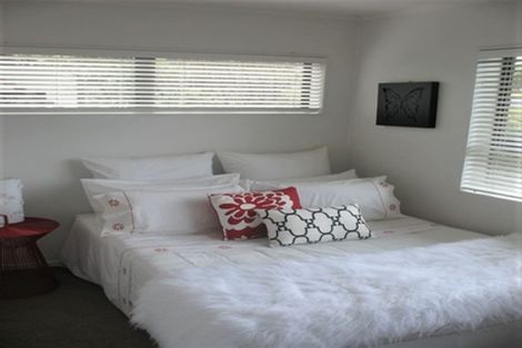 Photo of property in 2/33 Montgomery Avenue, Rothesay Bay, Auckland, 0630