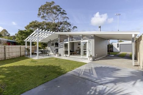 Photo of property in 25 Waiwera Place, Merrilands, New Plymouth, 4312