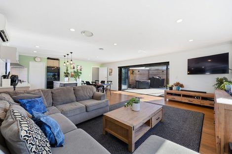 Photo of property in 64 Robbies Road, Shelly Park, Auckland, 2014