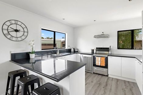 Photo of property in 6 Highbury Drive, Levin, 5510