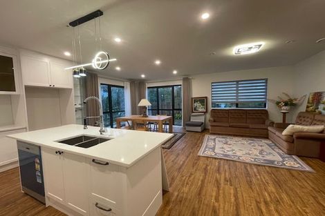 Photo of property in 25 Armstrong Place, New Lynn, Auckland, 0600