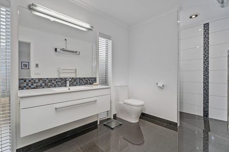 Photo of property in 18 Roseberry Place, Whitianga, 3510