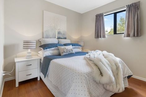 Photo of property in 14 Scarlet Oak Drive, Schnapper Rock, Auckland, 0632