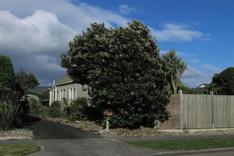 Photo of property in 4 Whitmore Grove, Waikanae Beach, Waikanae, 5036