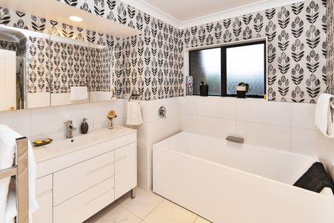 Photo of property in 2/27 Queen Street, Papakura, 2110