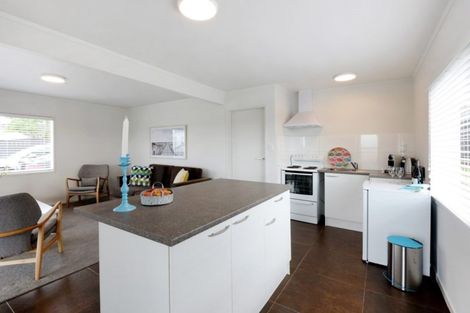 Photo of property in 2/611 Beach Road, Rothesay Bay, Auckland, 0630