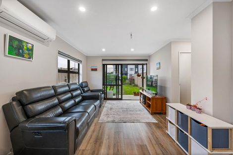 Photo of property in 2 Lumbarda Drive, Kumeu, 0810