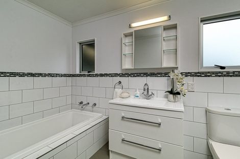 Photo of property in 9 Kaweka Place, Havelock North, 4130