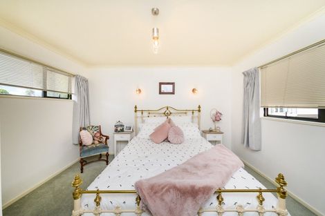 Photo of property in 18 Winston Avenue, Hokowhitu, Palmerston North, 4410