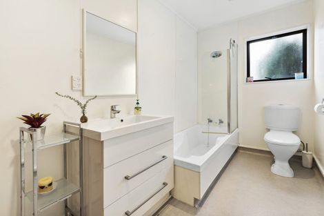 Photo of property in 2/378 Evans Bay Parade, Hataitai, Wellington, 6021