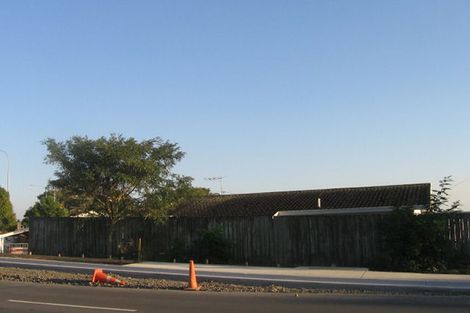 Photo of property in 4/2 Chivalry Road, Glenfield, Auckland, 0629