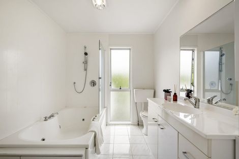 Photo of property in 38 Deverell Place, Northcross, Auckland, 0632