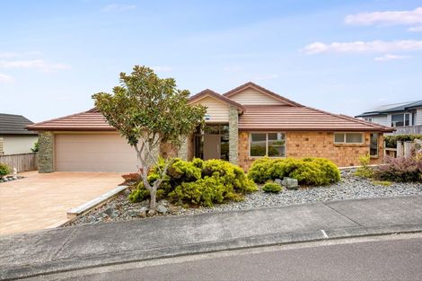 Photo of property in 9 Hollyford Place, Aotea, Porirua, 5024